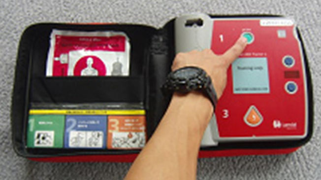 AEDの電源を入れる