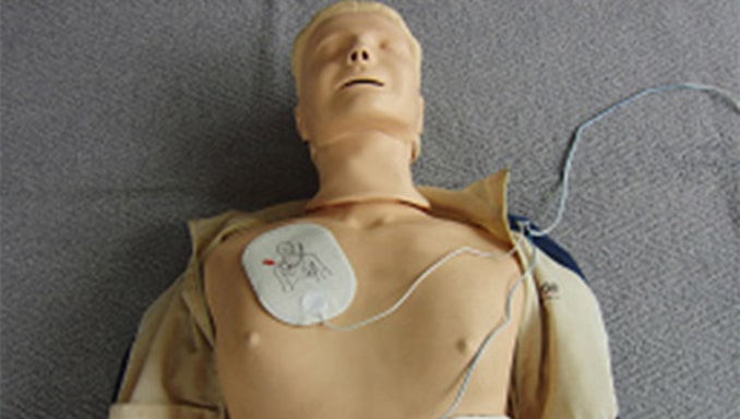 電極パッドを貼る